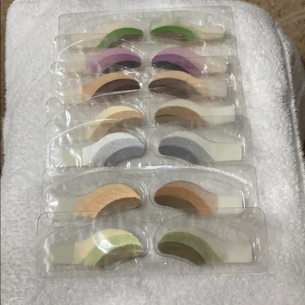 14 instant eyeshadows - Picture 2 of 3